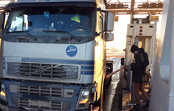 Дальнобойщики таранили шлагбаумы на платной трассе в Петербурге