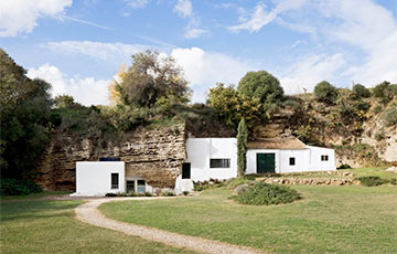 В Испании жилой дом встроили прямо в пещеру