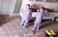 Видеохит: Двухлетний ребенок спас брата-близнеца
