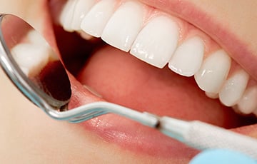 Медики назвали пять натуральных продуктов, которые помогут отбелить зубы