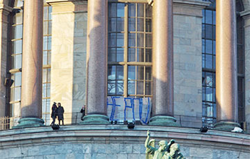 На Исаакиевском соборе в Петербурге вывесили баннер «Не РПЦ»