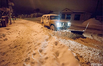 Минчанин сделал из Chevrolet бульдозер и спасает сады и школы от снега