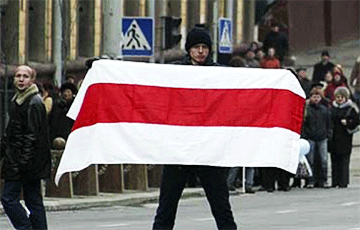 Популярный англоязычный канал рассказал о Беларуси под бело-красно-белым флагом