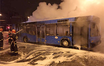 В Минске во время движения загорелся автобус