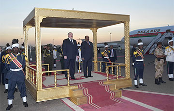 В Судане Лукашенко поставили на золотую деревяшку