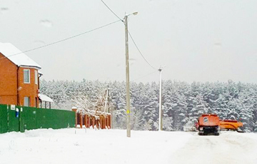 Пока город утопал в снегу, в Рогачеве чистили дорогу к дому главного коммунальщика