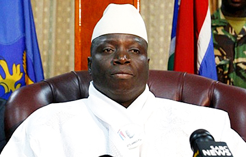 СМИ: Диктатор Гамбии перед побегом вывозил казну страны на самолетах и грузовиках