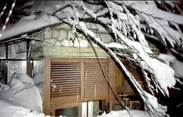 После землетрясения отель в Италии оказался погребенным под снегом