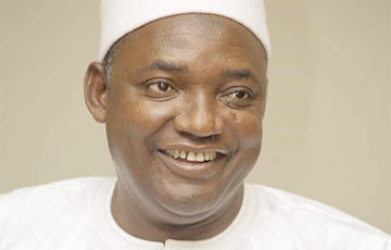 Избранный президент Гамбии проведет свою инаугурацию в соседней стране