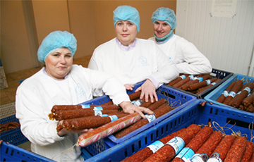 Работникам Борисовского мясокомбината выдают часть зарплаты «пайками»