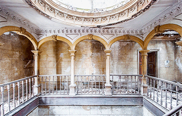 Хорватский фотограф представила впечатляющие фото заброшенных дворцов Европы