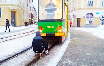 Відэахіт: Паляк катаецца на санках, зачапіўшыся за трамвай