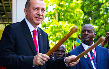 Видеoфакт: Эрдоган в Африке играет на тамтаме