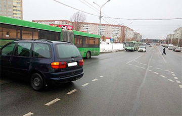 В Минске женщина на Volkswagen Sharan врезалась в автобус