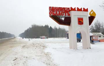Российские пограничники проверяют паспорта у пассажиров въезжающих из Беларуси автомобилей
