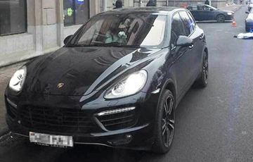 В Минске Porsche сбил на переходе женщину