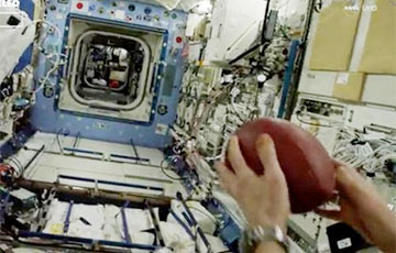 Видеохит: астронавт бросил мяч на рекордно длинное расстояние
