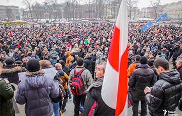 Euronews: Тысячи белорусов вышли на протест против декрета о «тунеядцах»