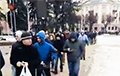 Жители Бреста идут маршем по городу