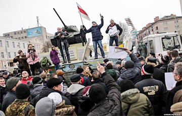 "Arise, Belarus!": Best Shots From Marches Of Outraged Belarusians