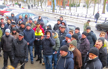 «Лукашэнка, сыходзь!»: Сотні гамельчукоў сабраліся каля будынку суда