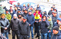 «Лукашенко, уходи!»: Сотни гомельчан собрались возле здания суда