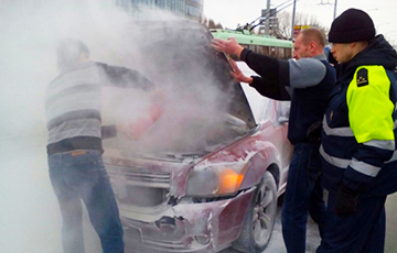 В Минске загорелся Dodge, пока ГАИ оформляла водителю протокол