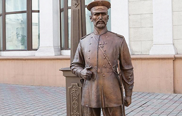 Russians Detained In Minsk For Photo With Tsar Policeman Sculpture