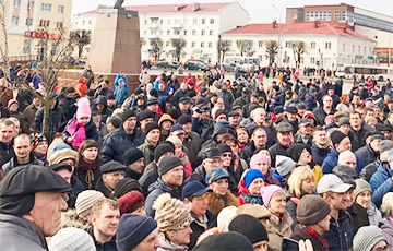 Потрясающее видео: Тысяча оршанцев скандирует Лукашенко «В отставку!»