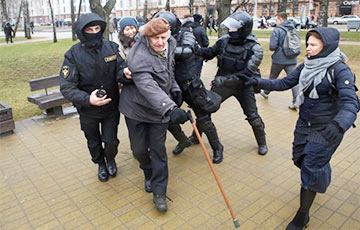 Photo Fact: Three Riot Policemen Attack 81 Year-Old Poet in Minsk