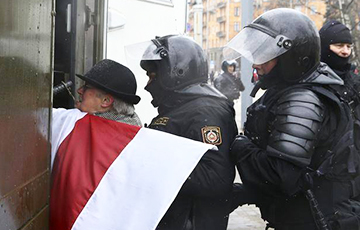 Правозащитники: Остается неизвестной судьба около 100 задержанных на Дне Воли в Минске