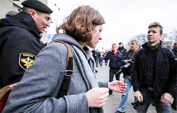 В Минске люди вышли на Октябрьскую площадь (Видео, онлайн)