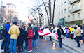 Украинцы вышли на акцию протеста у посольства Беларуси