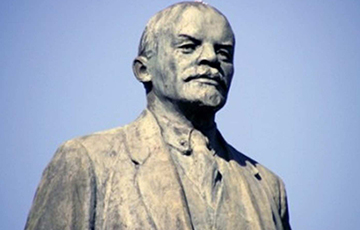 В Браславе облили красной краской памятник Ленину