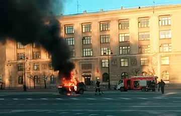 Российские дальнобойщики сожгли у Смольного автомобиль