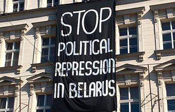 Фотафакт: У Празе вывесілі плакат з заклікам спыніць рэпрэсіі ў Беларусі