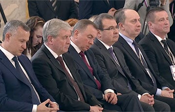 С какими лицами белорусские чиновники слушали Лукашенко и Путина