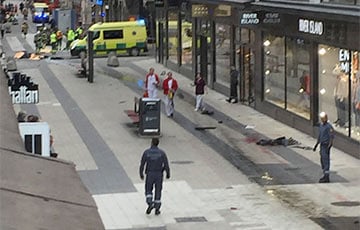 Грузовик въехал в толпу в центре Стокгольма: есть пострадавшие