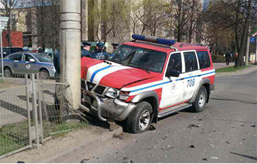 В Минске автомобиль МЧС врезался в столб