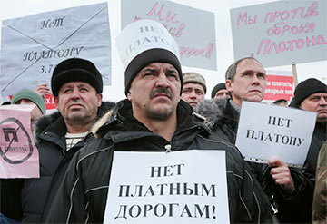 Российские дальнобойщики продолжают бессрочную забастовку