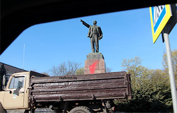 Brest Dwellers "Congratulate" Lenin On His Birthday