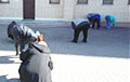 «Они зерно клюют!»: В Солигорске женщин заставили драить плитку возле суда