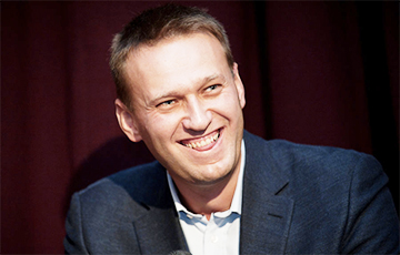 Навальный со свастикой