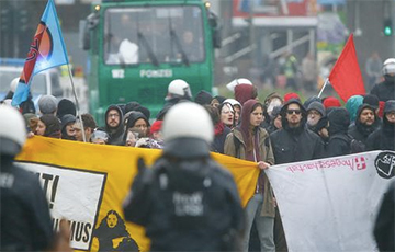 Тысячи жителей Кельна выступили против съезда ультраправой партии