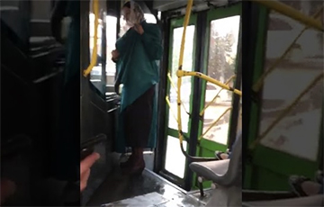 Видеофакт: В Ростове из дыры в полу автобуса забил фонтан
