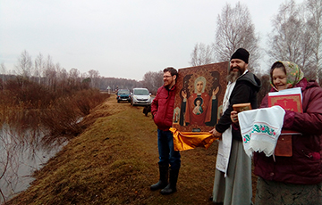 В России провели крестный ход на воде против грызунов