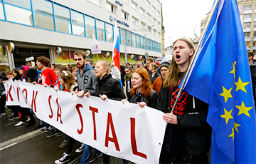 Двое словацких школьников организовали многотысячный митинг против коррупции