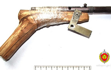 Белорус сделал боевой пистолет из куска дерева и шпингалета