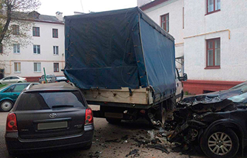 У Мінску бяспраўнік на скрадзеным Volvo разбіў як мінімум восем аўто
