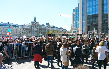 В Москве проходит многотысячный митинг против сноса пятиэтажек